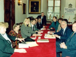 Posiedzenie seminarium doktoranckiego w siedzibie TNP w Płocku (z prawej prof. A. Rajkiewicz z UW), rok 2001.